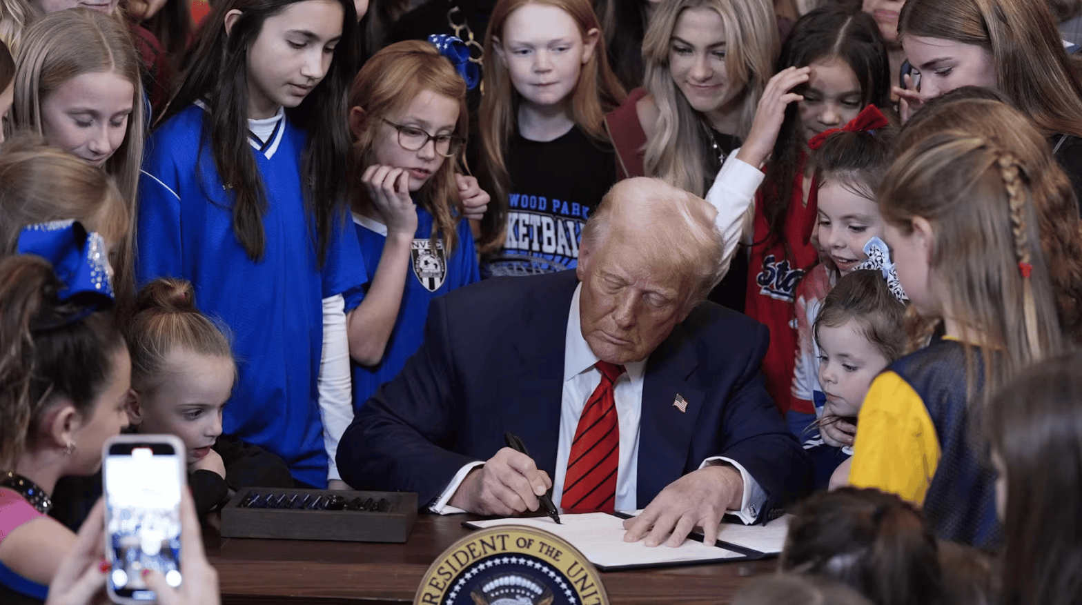 Trump signe le décret « Keeping men out of women’s sport », interdisant aux athlètes féminines transgenres de participer à des événements sportifs. (le 5 février 2025 à la Maison Blanche). © Alex Brandon