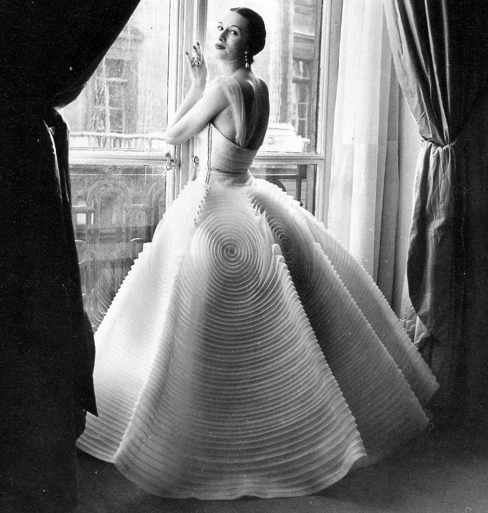 Robe de soirée en organdi signée Jacques Griffe, 1952. Crédits : Regina Relang.