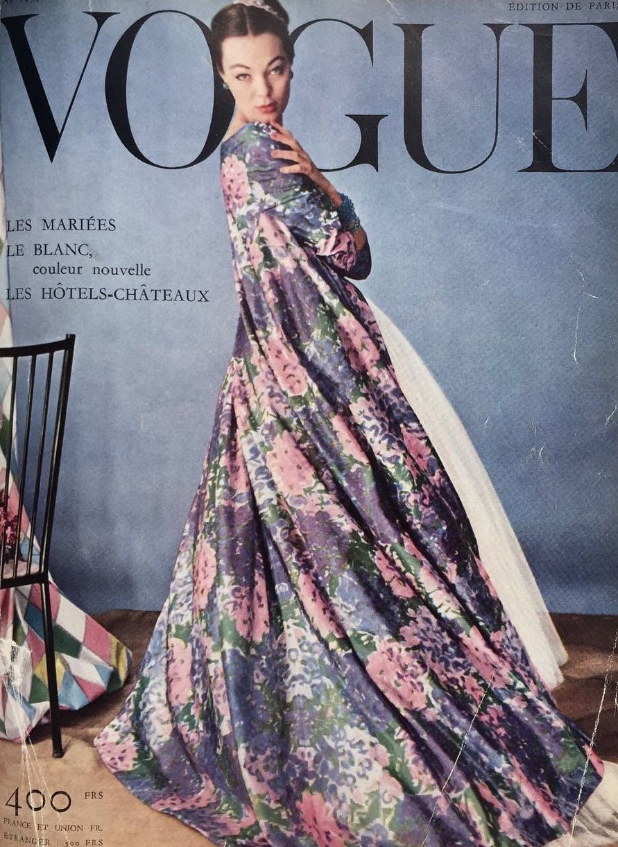 Ivy Nicholson en 1954 dans un manteau de taffetas imprimé signé Jacques Griffe. Crédits : Henry Clarke pour Vogue France.