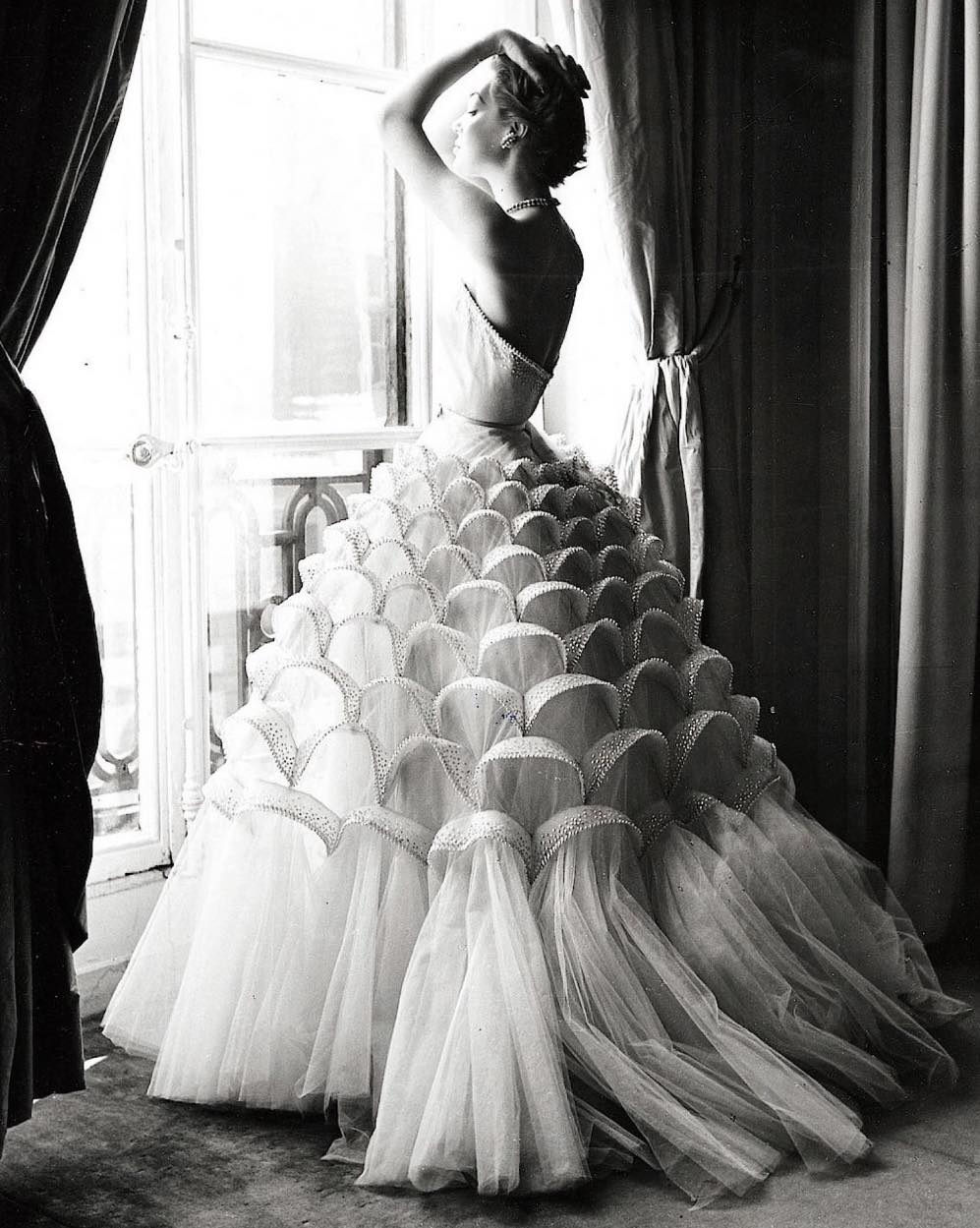 Ivy Nicholson en robe d'organza ornementée Jacques Griffe, 1953. Crédits : Regina Relang.