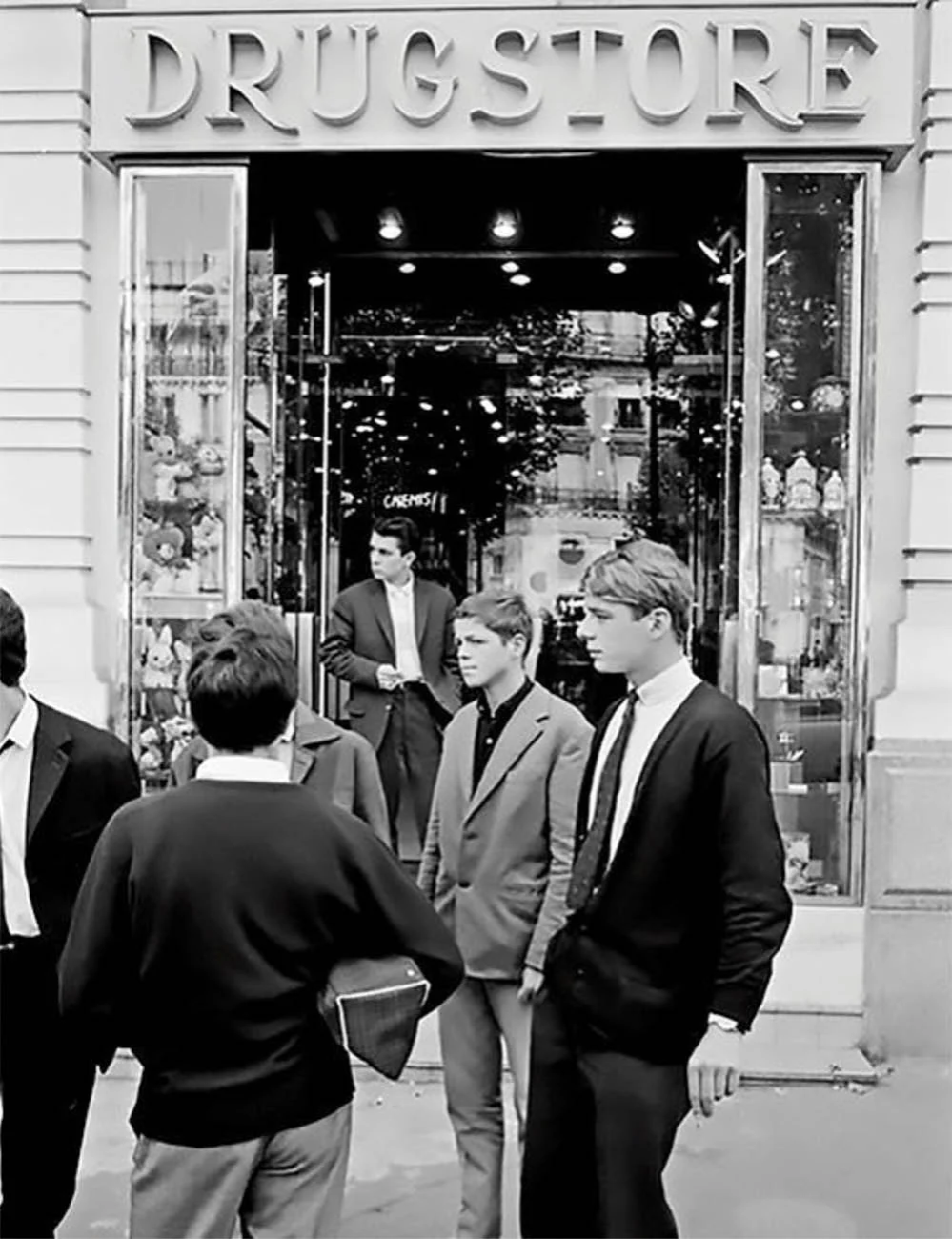 Devant le Drugstore Publicis, Champs-Elysées, Paris, 1962. Crédits : René Burri.