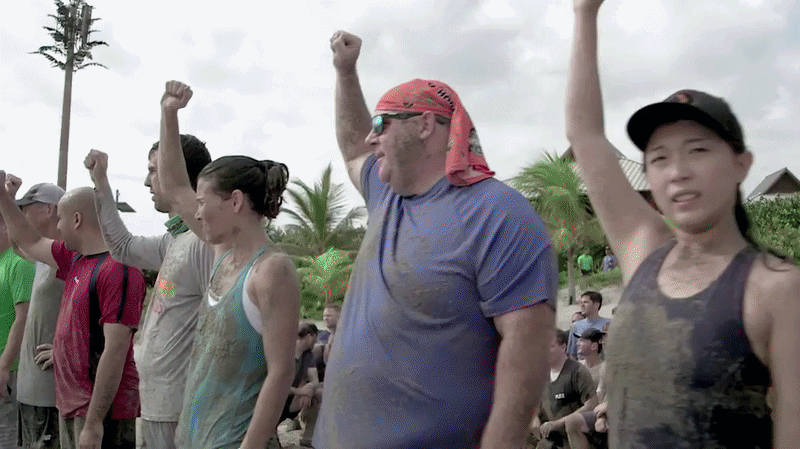 Les vraies images de l'entraînement façon Navy Seals des émployé·e·s pendant le séminaire. Le sable était à 37°C et le groupe a failli y rester. Crédit : Moniker Partners.