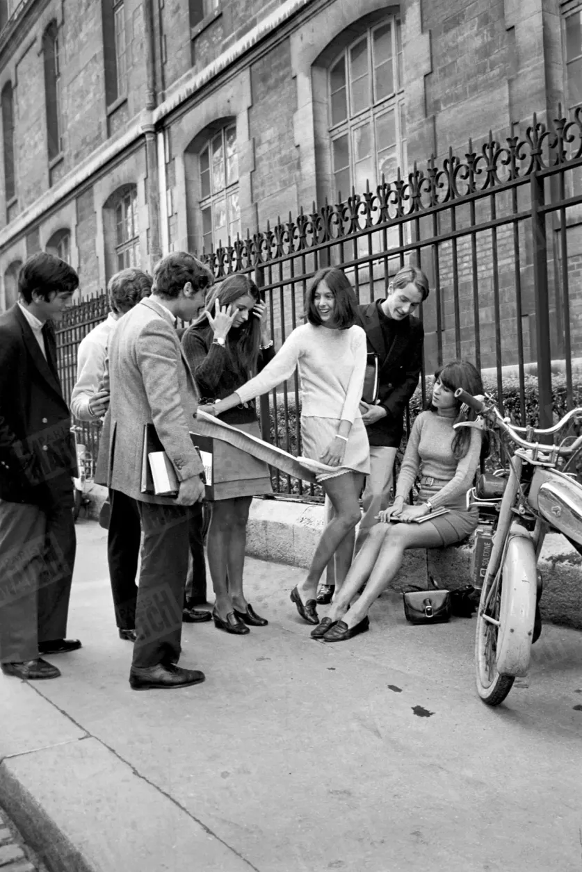 Minettes et minets devant le lycée Janson-de-Sailly en 1967. Crédits : Jean-Claude Deutsch pour Paris Match.