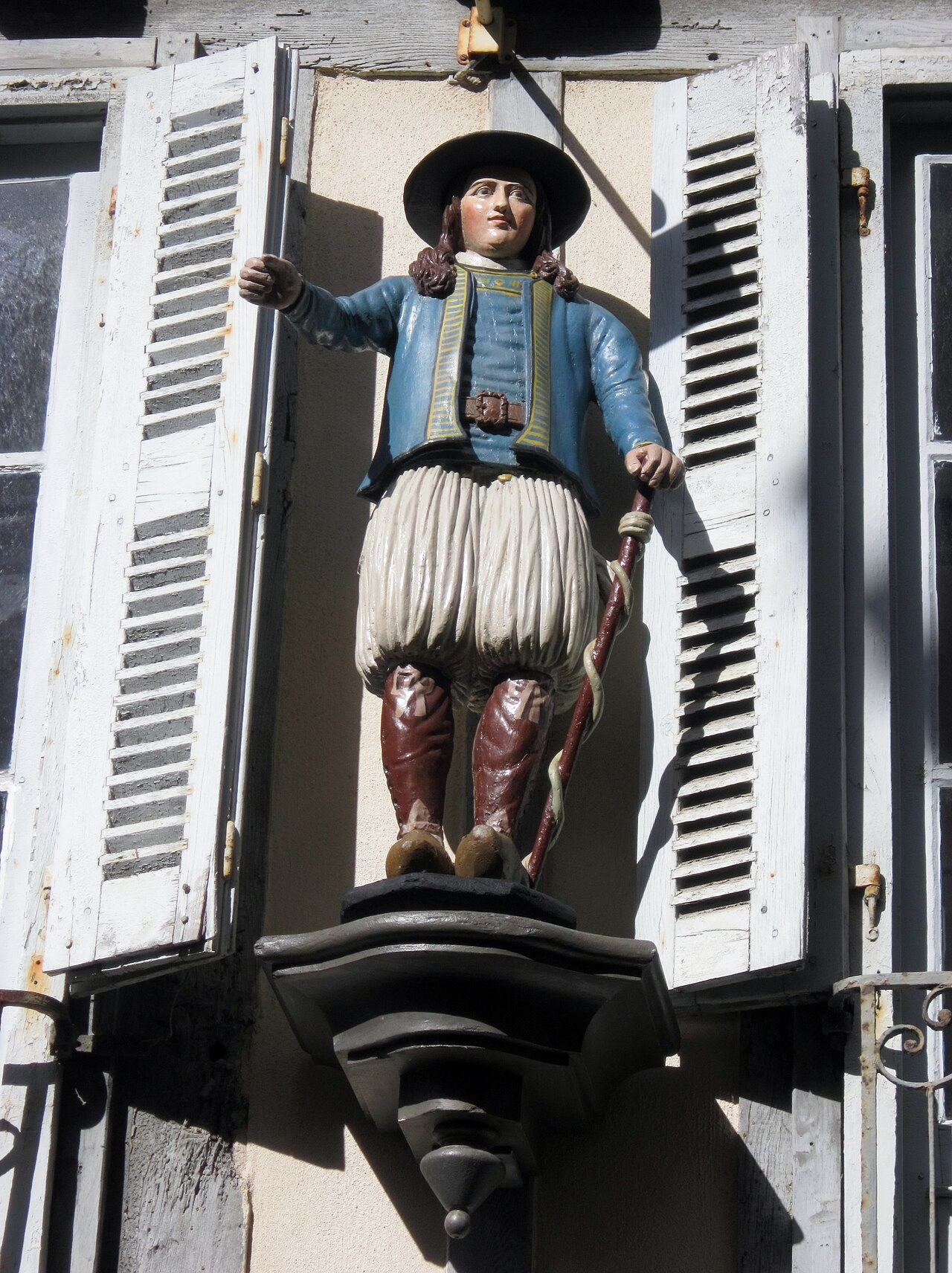 Statue d'un homme en costume glazik, rue Kéréon à Quimper. Crédits : Henri Moreau.
