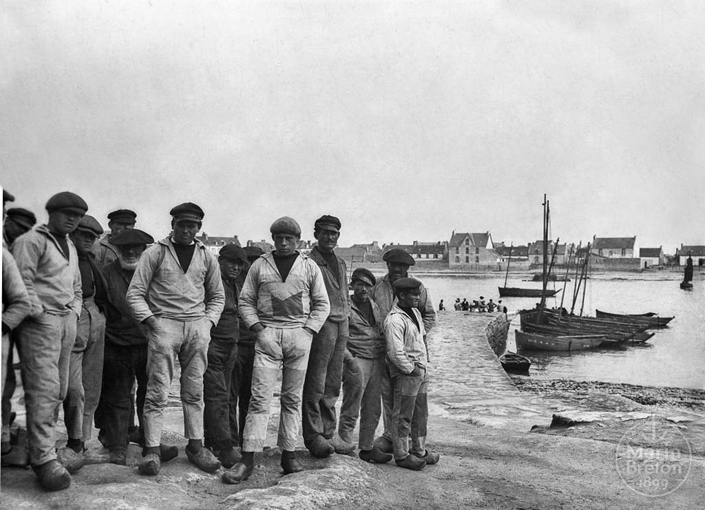 Groupe de pêcheurs sur la cale de Léchiagat (1920-1930). Crédits : Jacques de Thézac.