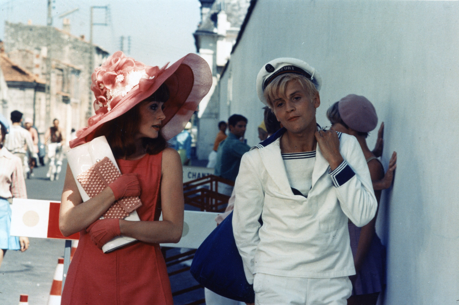 La vareuse du jeune mousse Maxence dans les Demoiselles de Rochefort (1967) y est peut-être pour quelque chose. Ici interprété par Jacques Perrin.