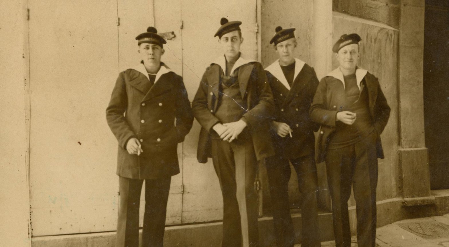 Marins de la Marine nationale française à bord du cuirassé « Bretagne », portant un caban Le Glazik. Crédits : Le Glazik.