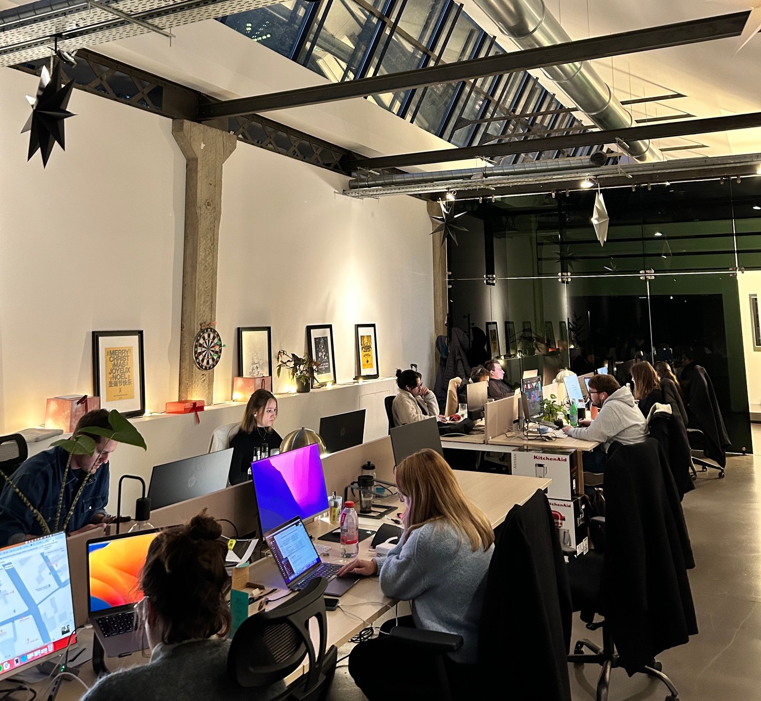 Au siège lyonnais de Camden France où vingt-deux jeunes talents travaillent dans un étonnant lieu de 400 m2.