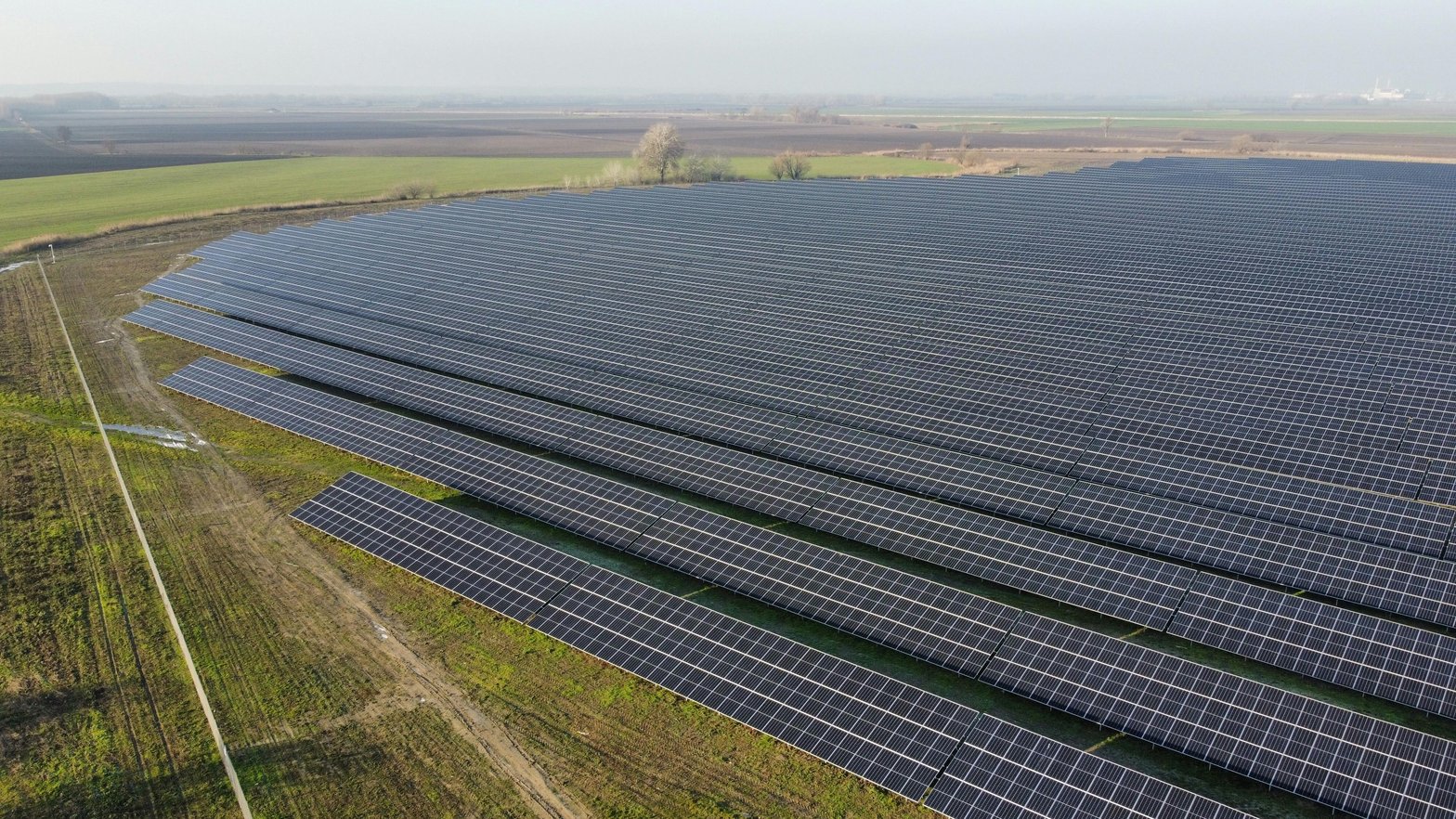 Vue aérienne d'une ferme solaire © Pexels