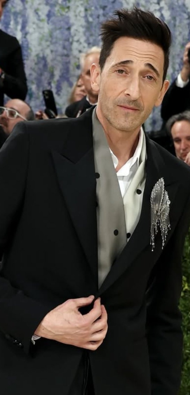 Adrien Brody au Met Gala ou la définition du Bare Minimum