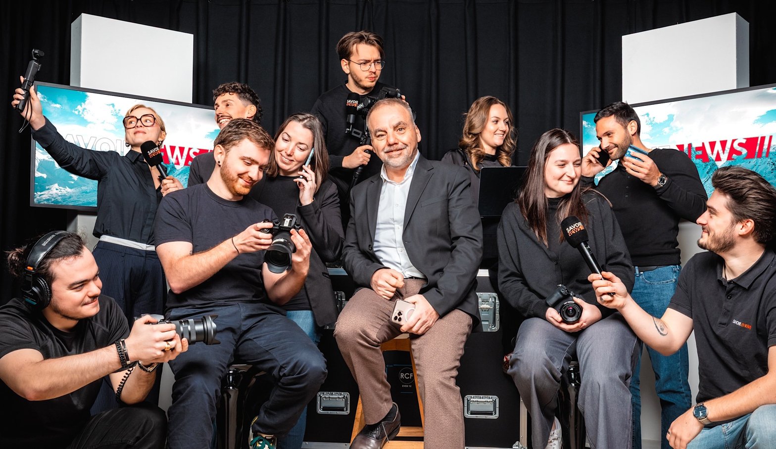 Laurent Defours au milieu de ses jeunes collaborateurs sur le principal plateau de Savoie News à Albertville. Il y a aussi un studio podcast dans la banlieue de Chambéry. © Defours.com