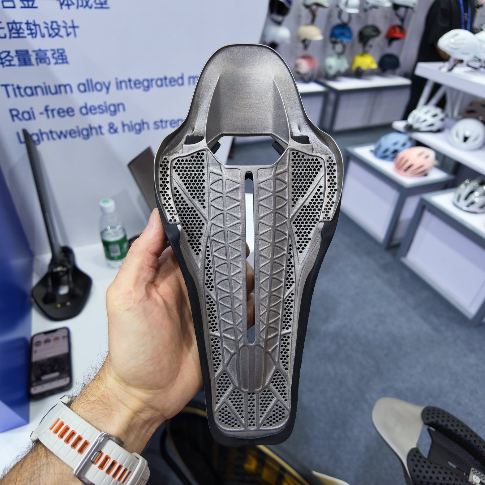 Un exemplaire d'une selle créée par Samassi en impression 3D titane