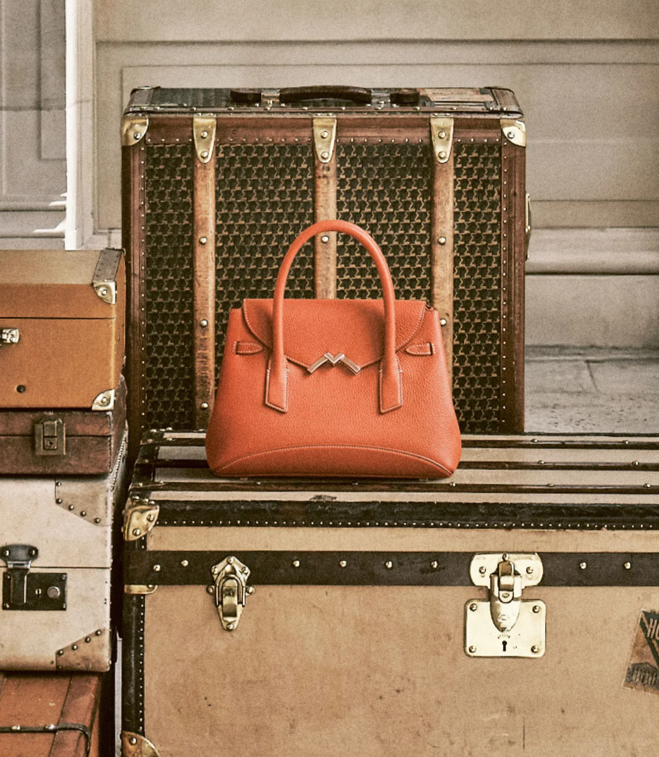 Sac Atlas Moynat, perché sur une malle centenaire de la même Maison. ©Moynat