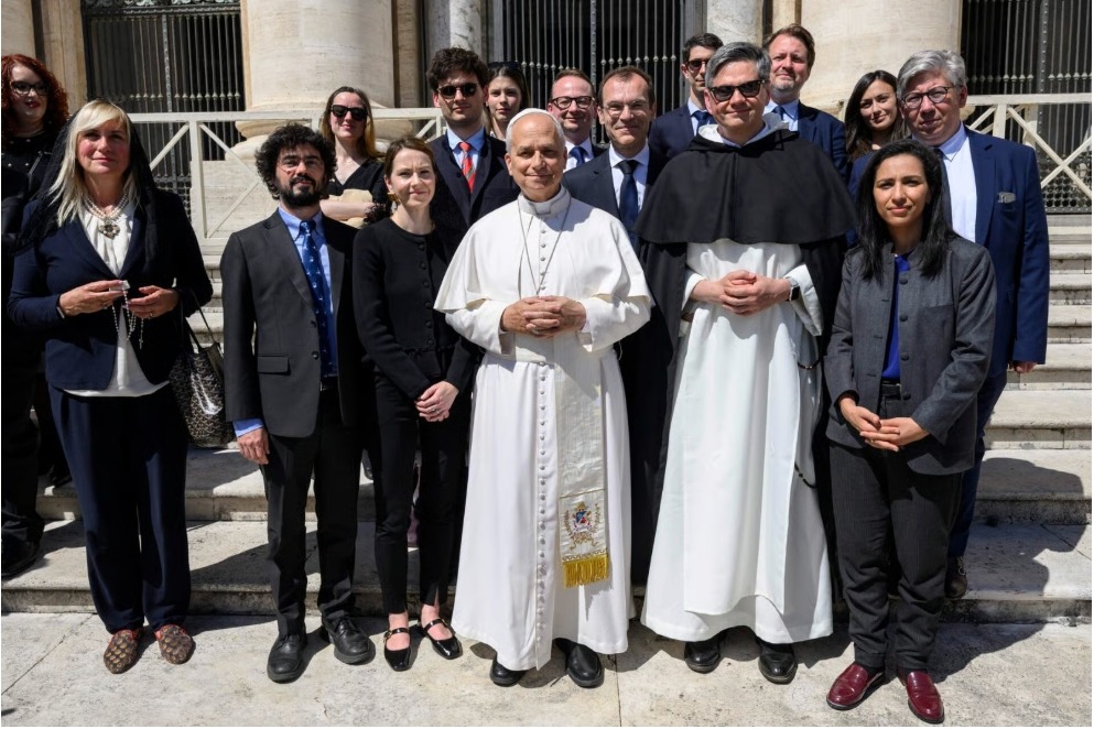 Le pape Léon XIV et le père Éric Salobir rencontrent des représentants de Meta, Google et Amazon au Vatican. | Courtesy photo (anonymous)