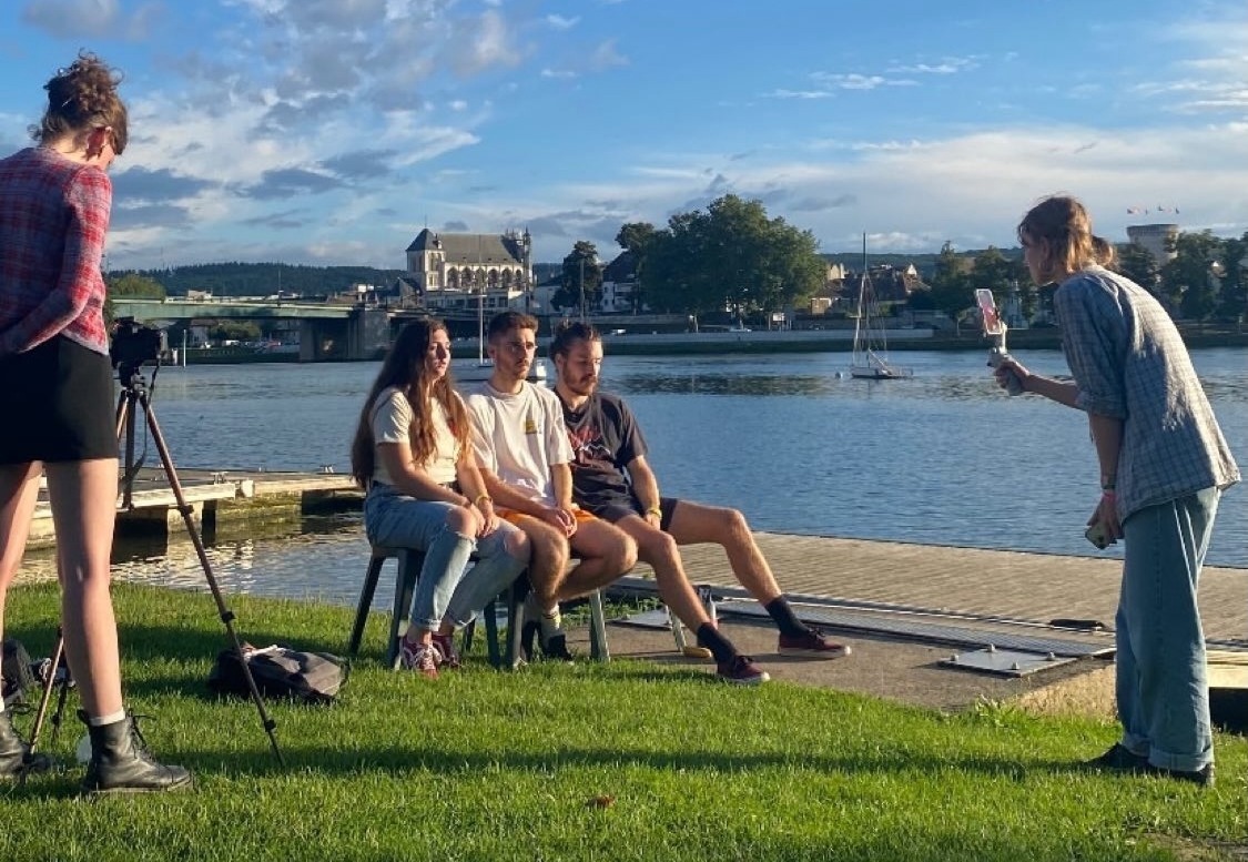 Zoé et Lorène, les co-fondatrices de Poisson Vélo, interviewent Johnnie Carwash à Rock In The Barn, en septembre 2024.