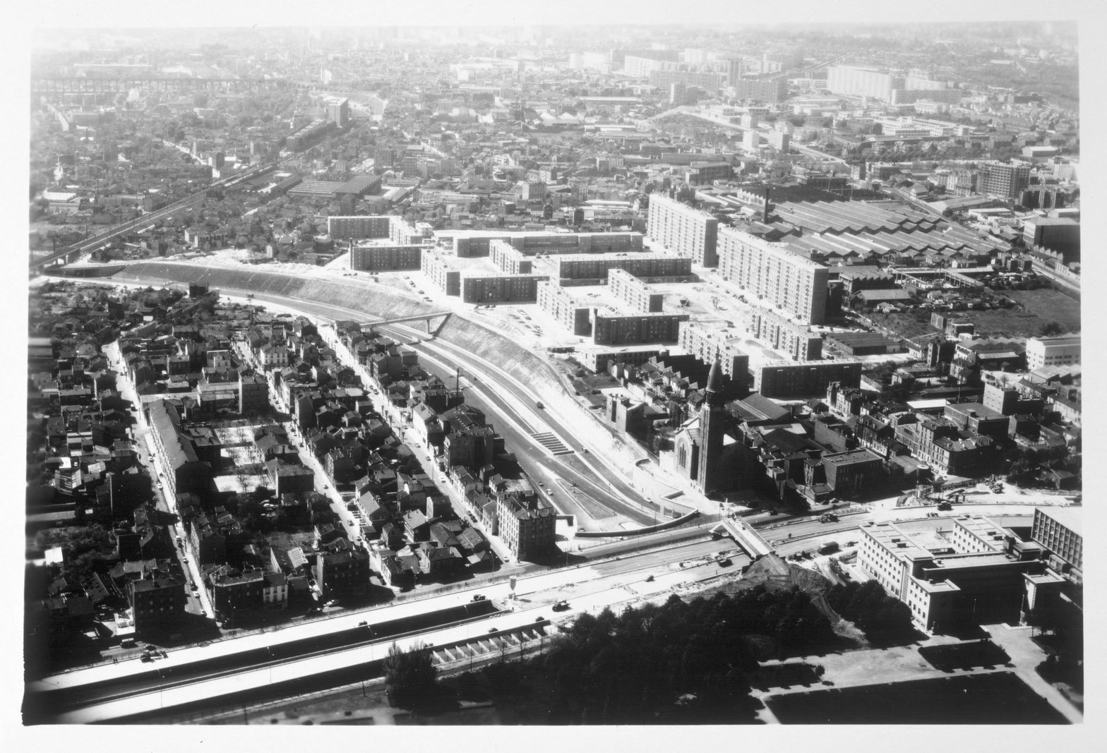 Porte de Gentilly, 1961 : on coule le rempart. Sans douaniers, mais pour longtemps. Roger Henrard / Musée Carnavalet – Histoire de Paris (CC0)