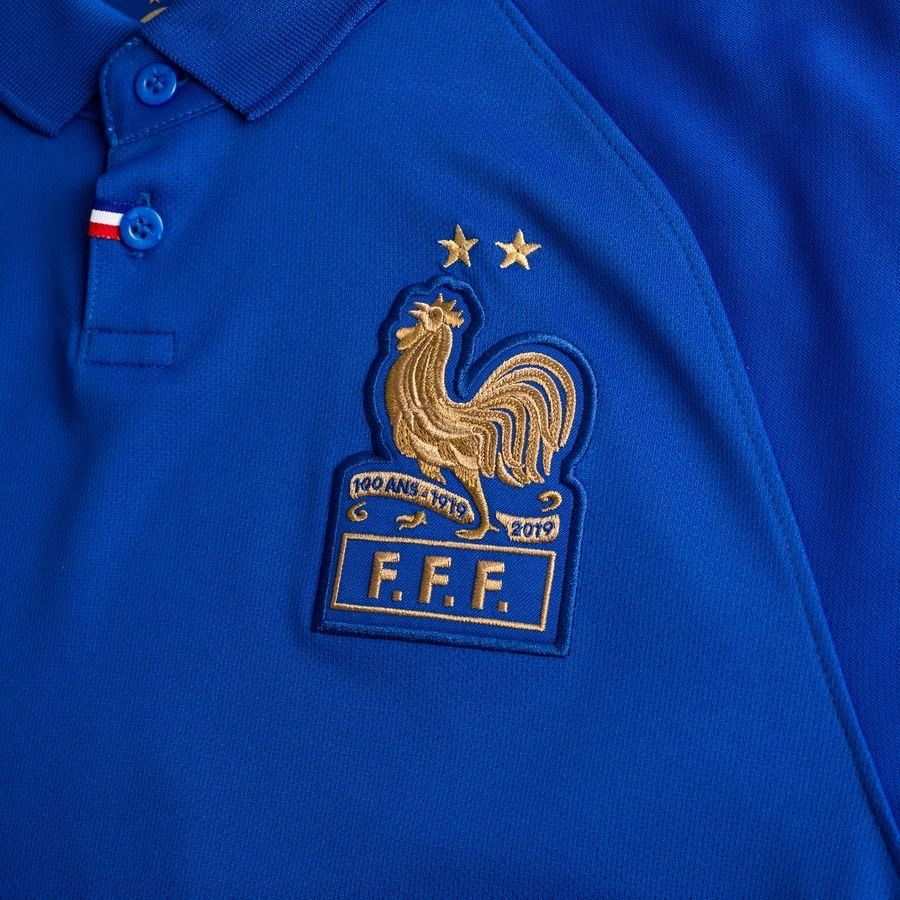 En 2019, Nike a dévoilé une tenue en hommage au centenaire de la FFF et à son mythique maillot bleu. ©Unisport