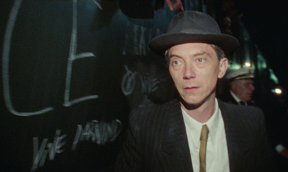 Swann Arlaud, signataire de la pétition Zapper Bolloré et l'une des figures de gauche les plus vocales, dans le film sur la collaboration "Notre Salut"
