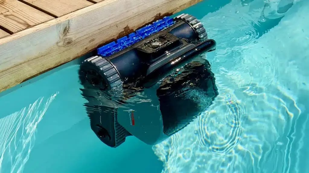 Le robot piscine Mova Diver A10 en action © Labo Maison
