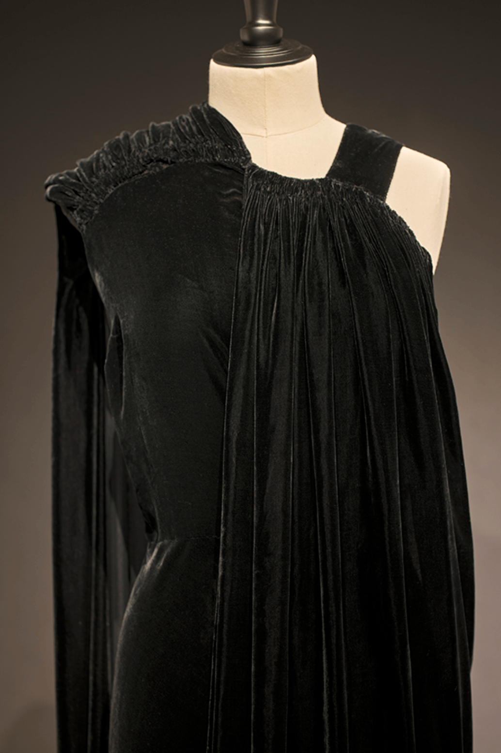 Robe du soir Maison Alix en velours de soie noir, silhouette d'inspiration antique, c.1935-1936. ©Colin Gray pour la Fondation Azzedine Alaïa