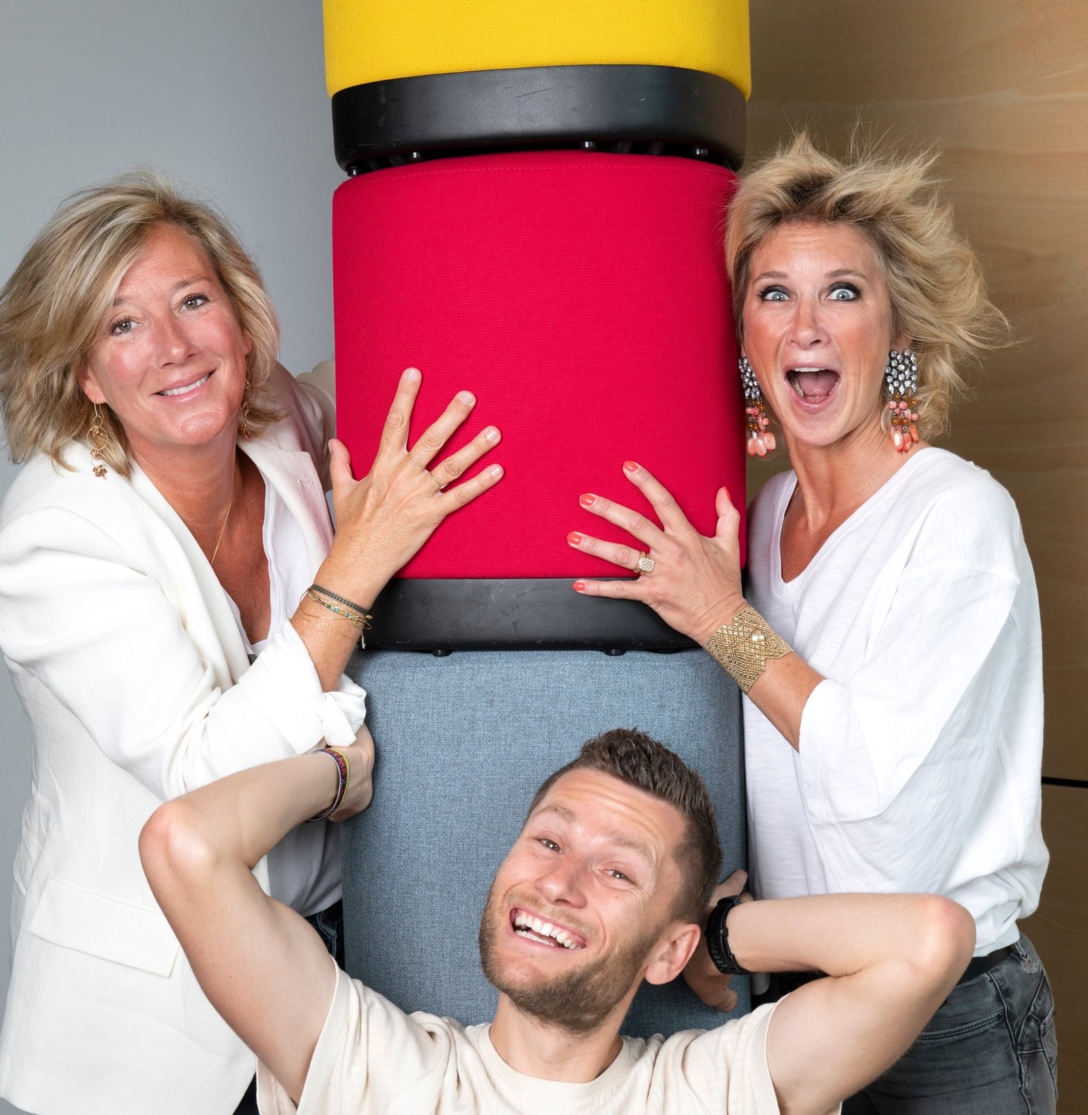 Olivia Cuir (à g.), Emilie Legoff et Julien Dereumaux enlacent le totem de la communication (plus prosaïquement : des poufs empilés par le photographe Christophe Pouget).