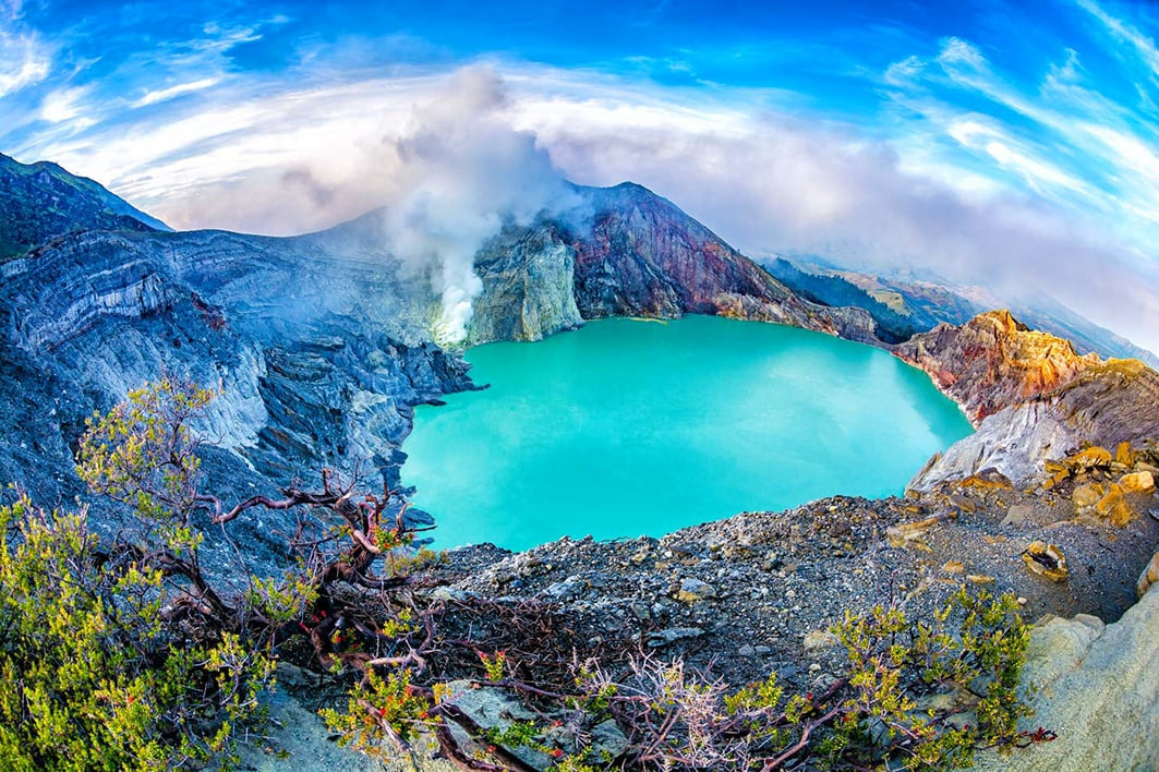 Le Kawah ljen, un volcan hors norme qui sent le soufre - Île de Java, Indonésie｜Adobe Stock