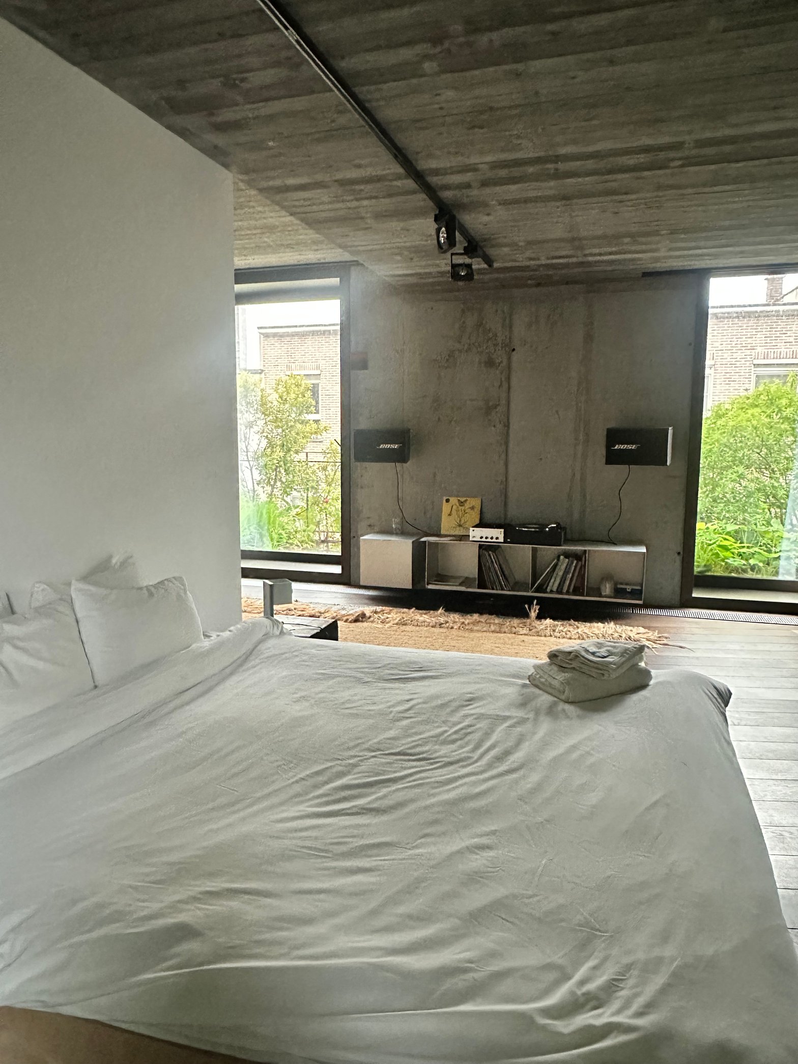 Le lit défait par mon petit corps n'empêche pas la beauté de la pièce