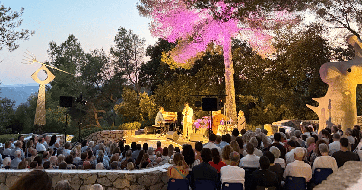 Marion Rampal (Quintette) dans le labyrinthe Miró de la Fondation Maeght