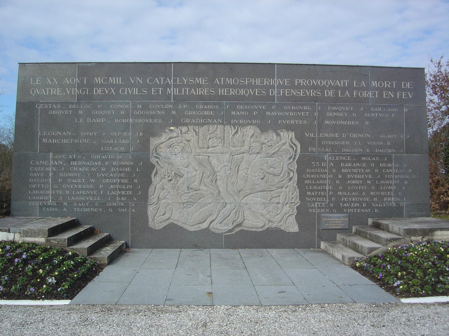Monument à Cestas, au lieu-dit du Puch : "Le XX août MCMIL un cataclysme atmosphérique provoquait la mort de quatre-vingt-deux civils et militaires héroïques défenseurs de la forêt en feu"