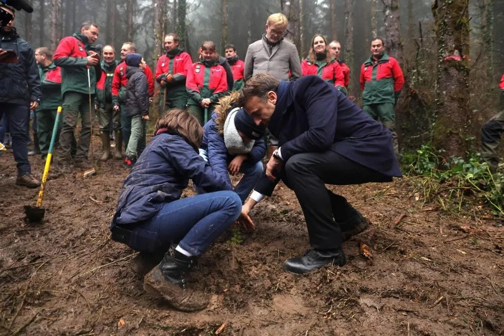 Le Président de la République, lors un déplacement de presse pour illustrer son programme - jamais abouti - de faire planter un arbre par collégien.