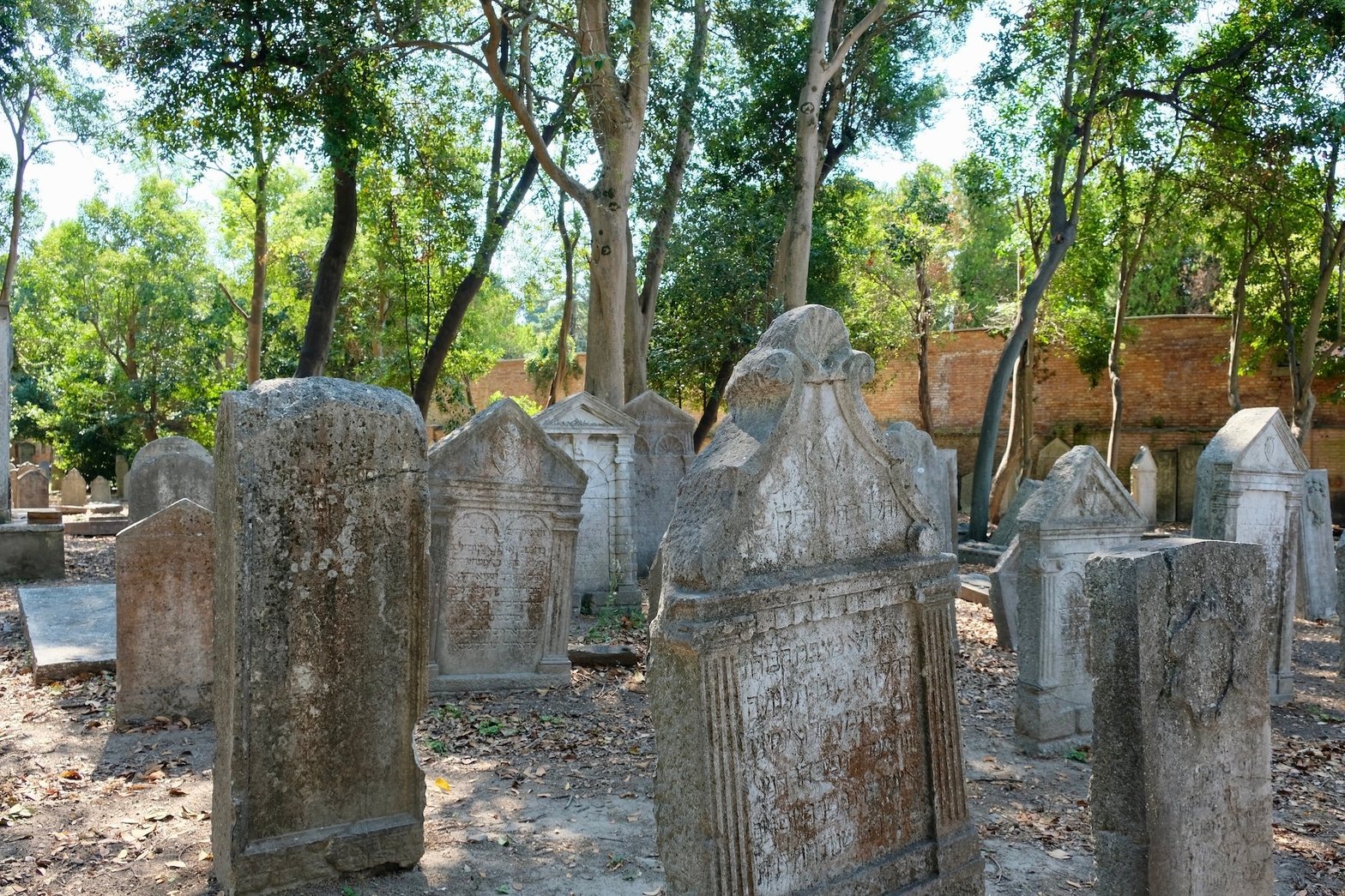Dans le cimitero antico, les pierres tombales sont difficiles à déchiffrer