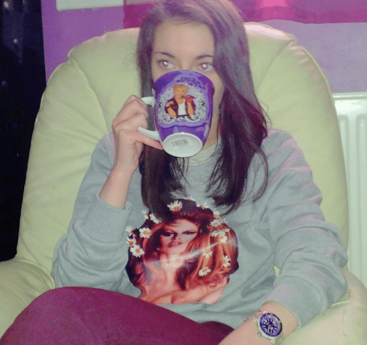 Entre la tasse Hannah Montana et l'Ice Watch en plastique, compliqué de se focus sur le pantalon couleur vin rouge je le reconnais