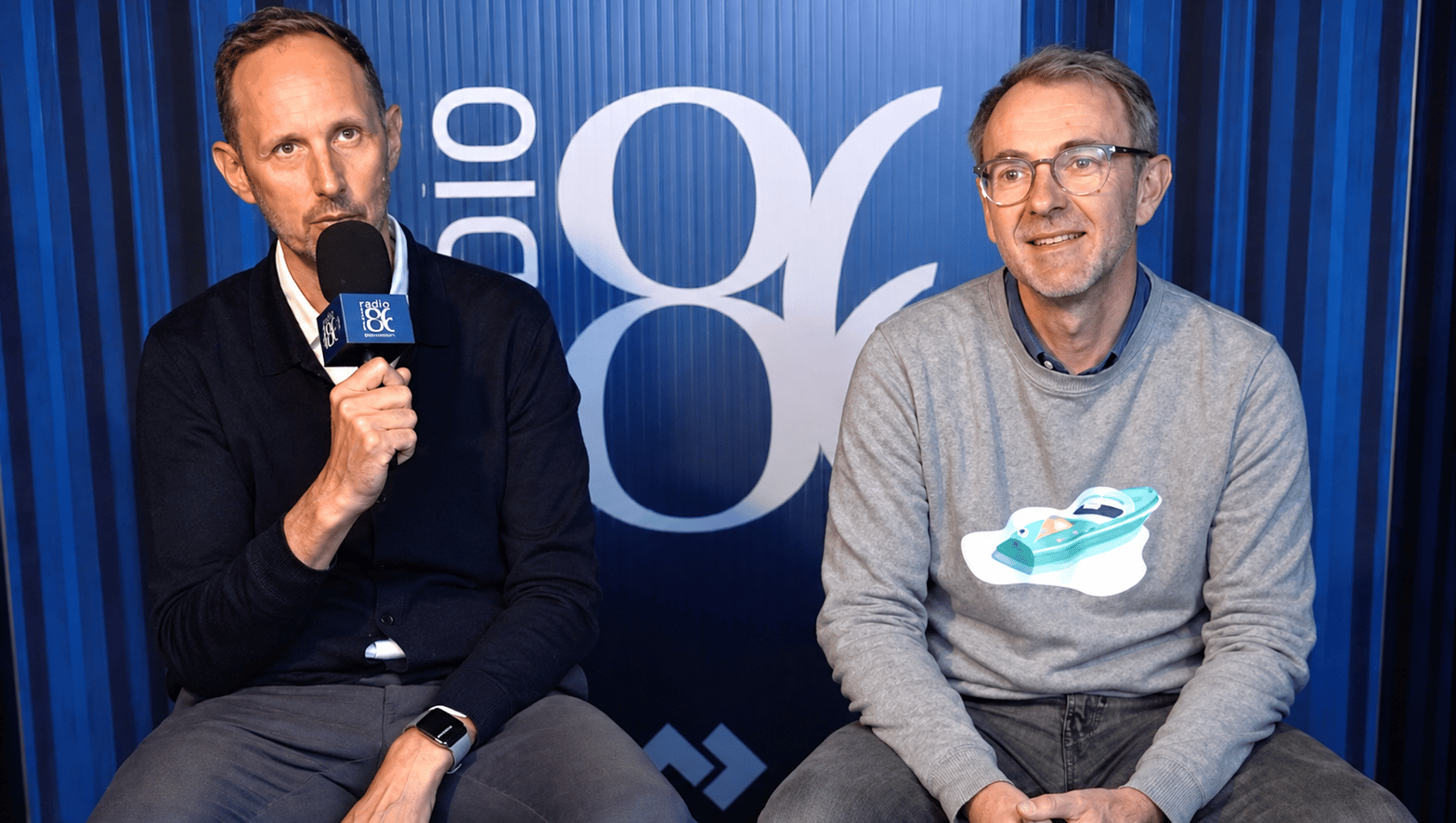 Laurent Gesse (à g.) et Benoit Duranson dans le studio mobile conçu pour les 40 ans de la société. (captation)