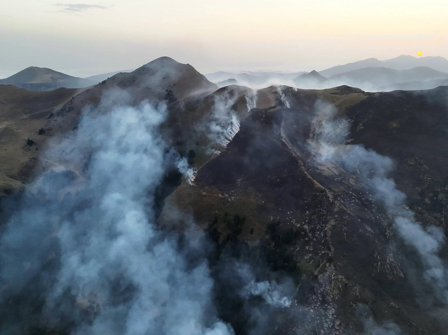 La montagne en flamme derrière chez moi - crédit : sapeurs pompiers du 65