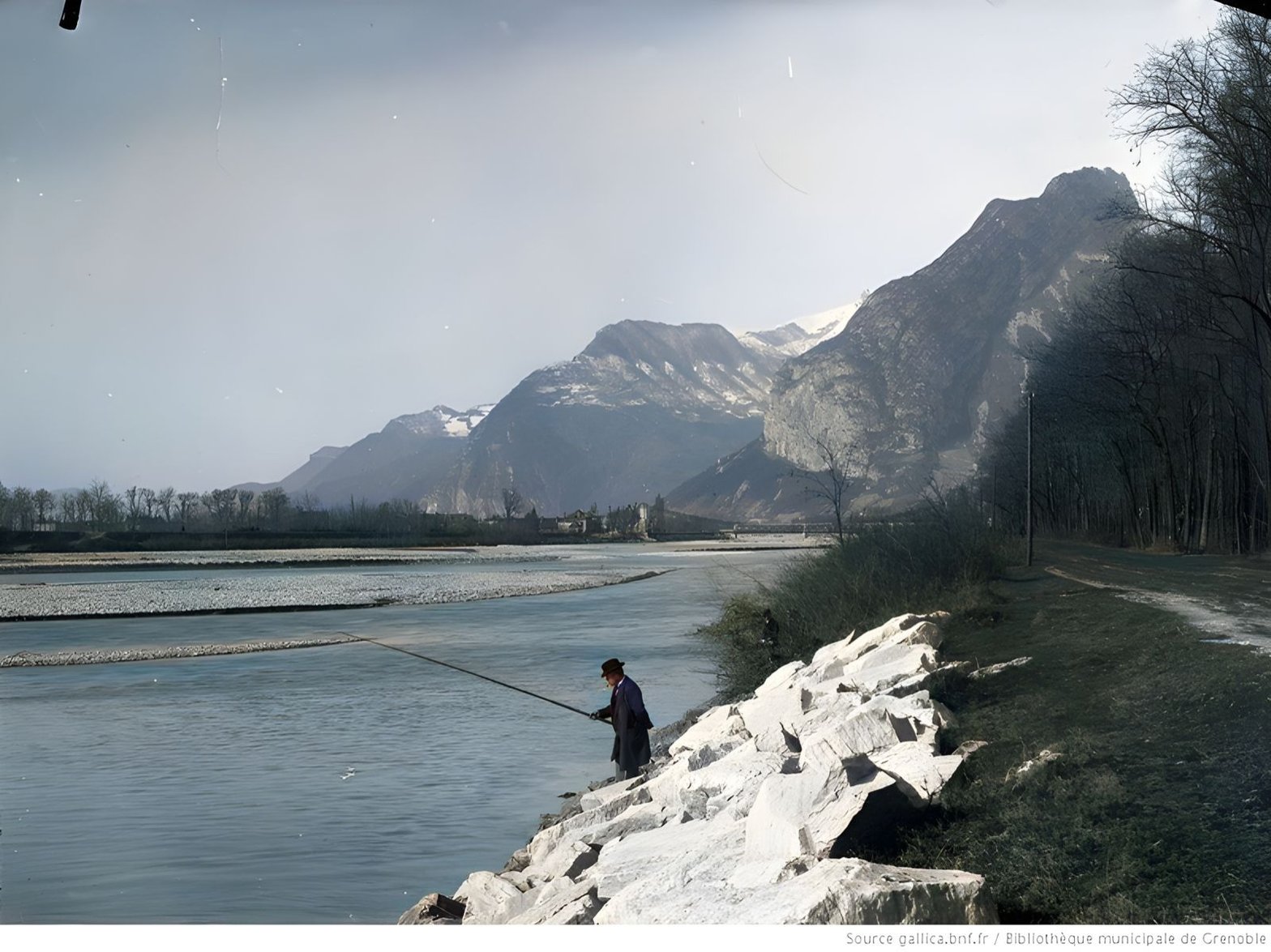 Élégant pêcheur sur les berges de l'Isère (1905)