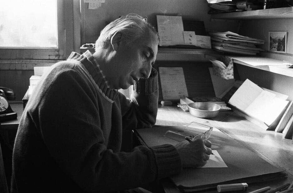 L’écrivain Roland Barthes chez lui, en février 1975. Crédits : Graeme-Baker/Sipa Archives.